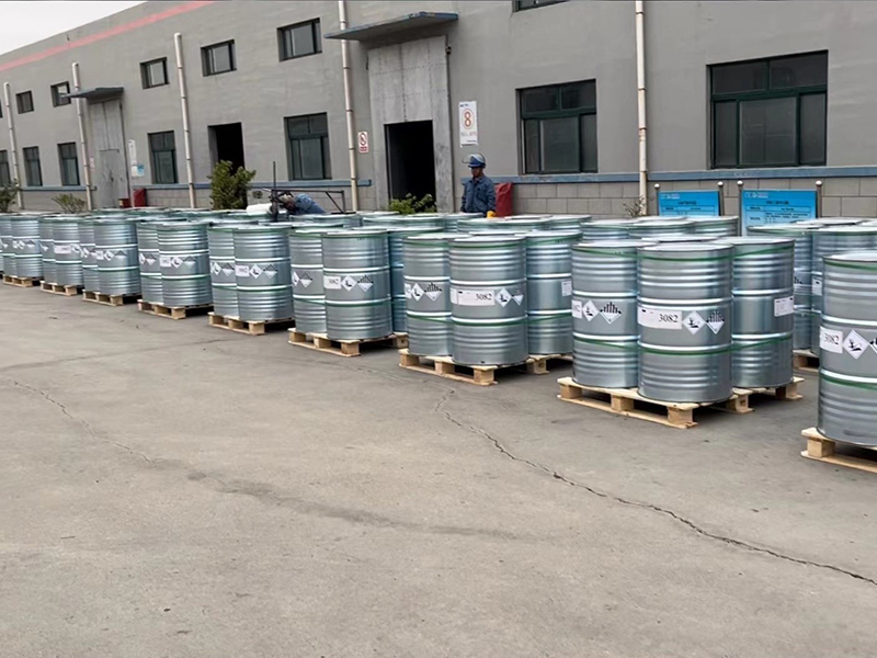 酯化産品整(zhěng)裝待發 